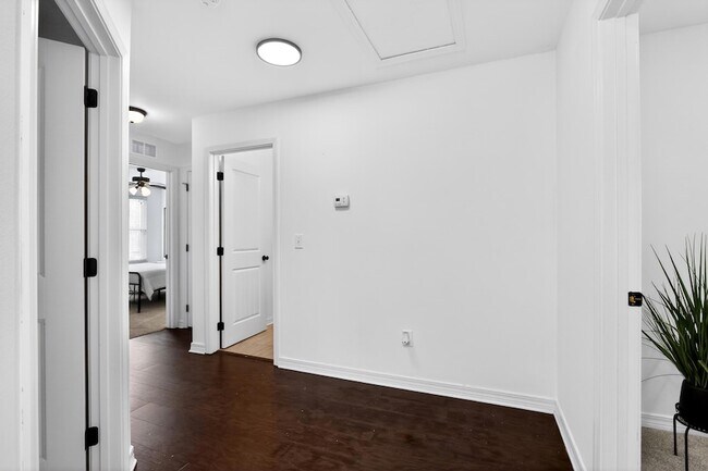 Building Photo - 507 Eisenhower Dr