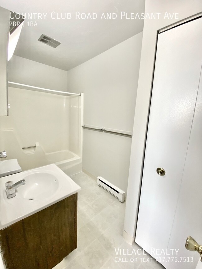 Building Photo - Roomy 2-bed end-unit w/ on-site laundry & ...