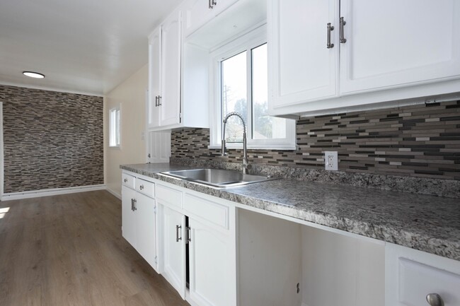 Building Photo - 312 S Myrtle St