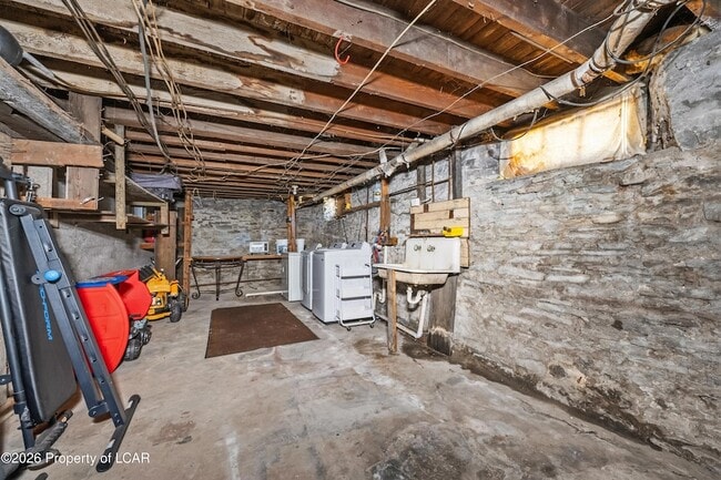 Building Photo - 175 Dundaff St