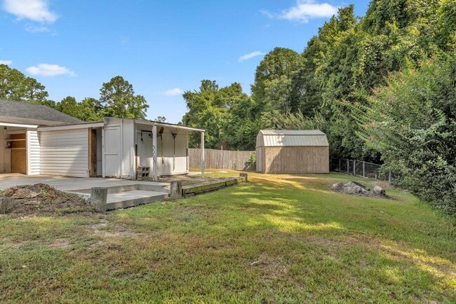 Building Photo - Large Ranch Home with 3BR/ 2 Bath with an Extra Bonus Room!