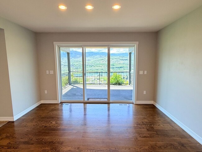 Building Photo - Luxury, golf course living with VIEWS! 3+ bed, 3 bath, three car garage and so much more!