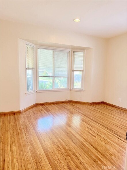 Building Photo - 828 N Pass Ave