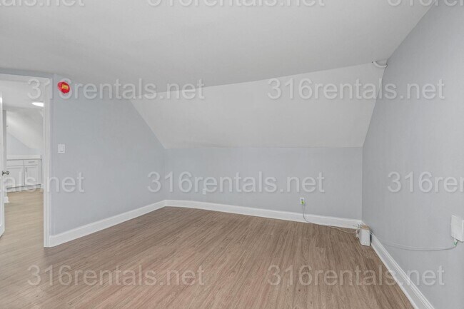Building Photo - $850 - 1 bed 1 bath - Beautiful newly renovated Multi-family home located in Delano
