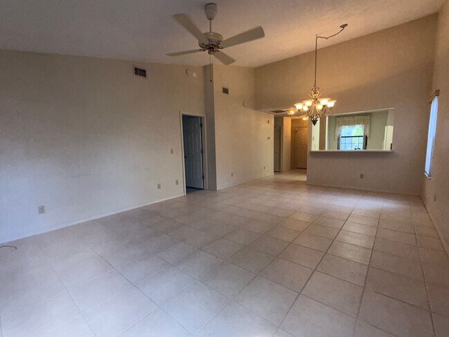 Building Photo - Spacious 2 bedroom, 2 bathroom home