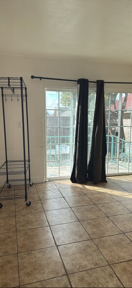 Building Photo - 4327 Kenwood Ave