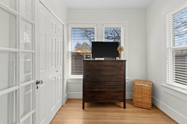 Building Photo - 1002 W Cottage St