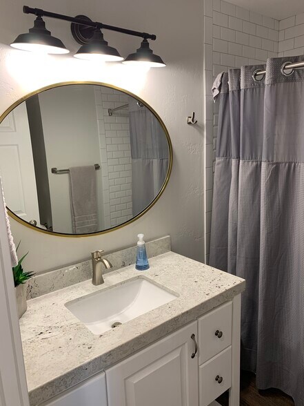 Building Photo - 991 E Senior Band Rd