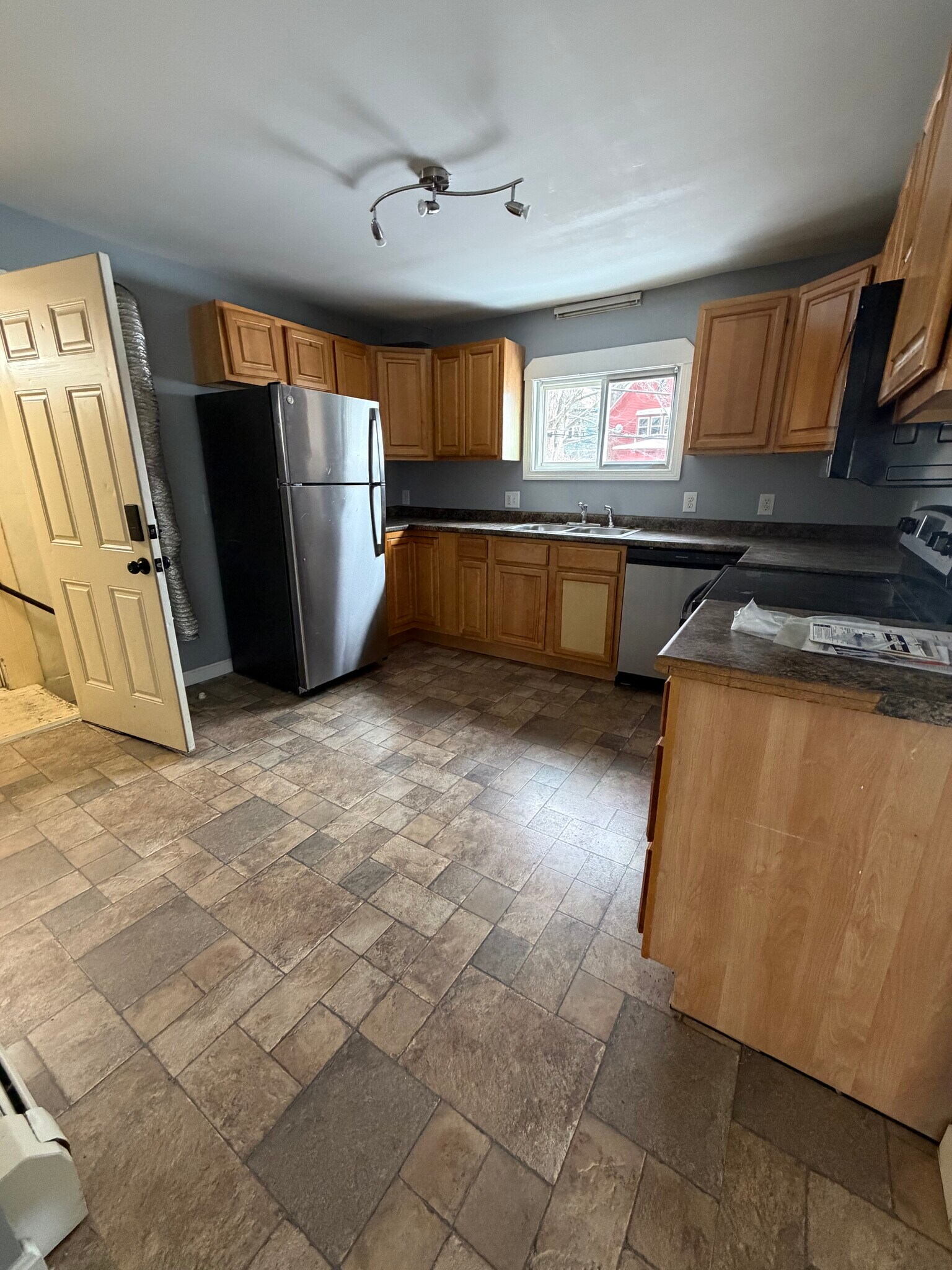 Building Photo - 452 Manchester St