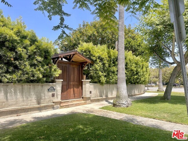 Building Photo - 2216 Meade Pl