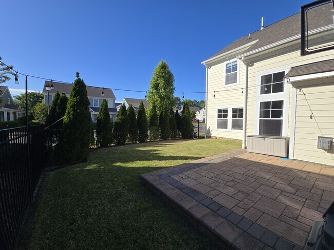 Building Photo - 1129 Flower St