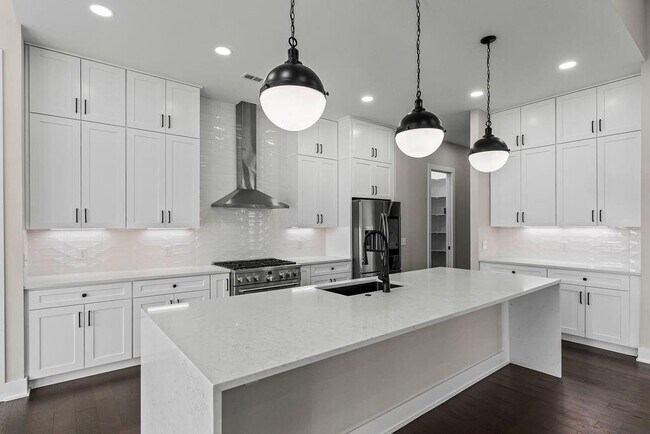 Building Photo - 3505 SW Radiance Ave