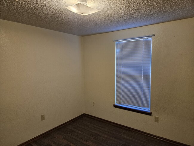 Building Photo - 2122 Meench Dr