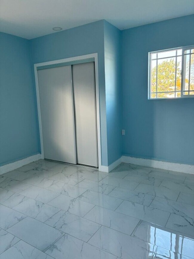 Building Photo - 5 Bedroom 4 Bath House in Garden Grove