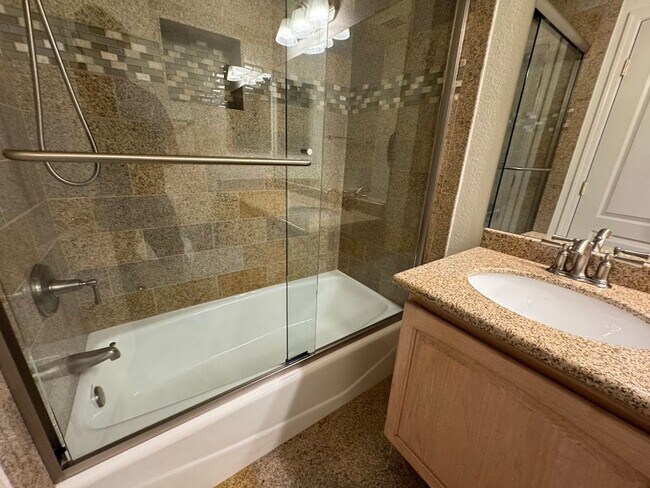 Building Photo - BEAUTIFUL 3 BEDROOM 3 BATHROOM HOME IN GAI...
