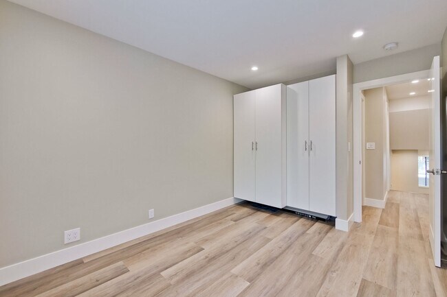 Building Photo - Stunning Modern Almost New Condo, Pets Welcome!