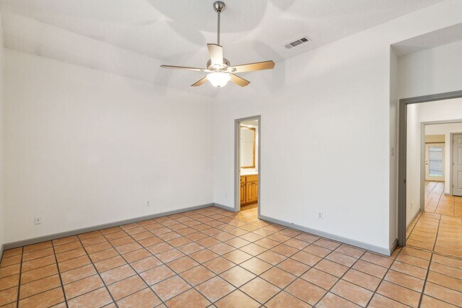 Building Photo - Amazing home - minutes from Grapevine Main...