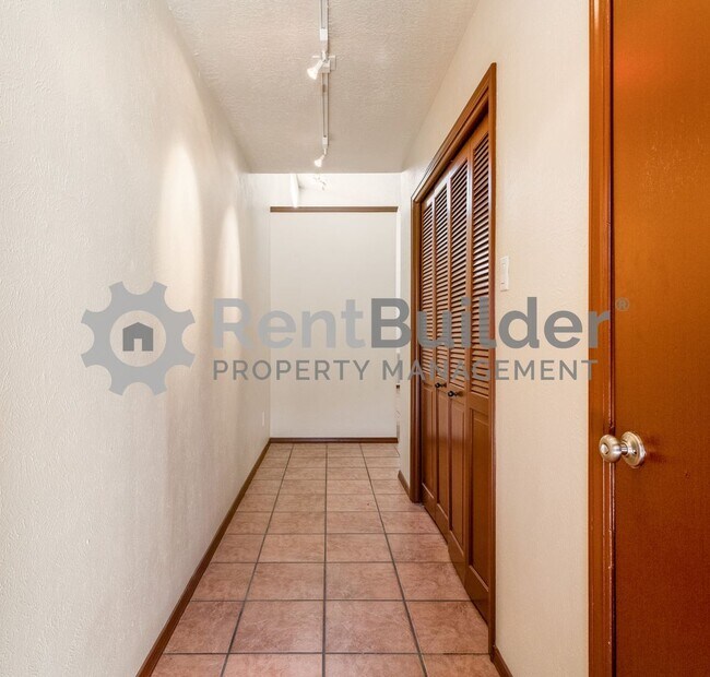 Building Photo - 2805 Palo Verde Dr NE