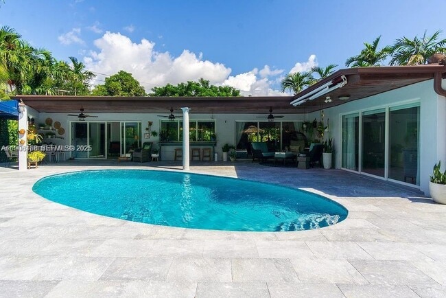 Building Photo - 1110 NE 100th St