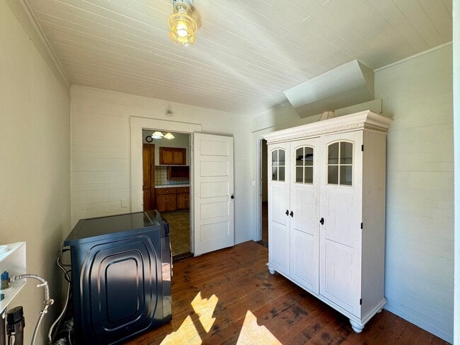 Building Photo - 2 Story home close to downtown