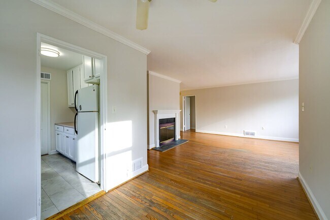 Building Photo - Charming 3BR Home with Fenced Backyard & Patio in Silver Spring