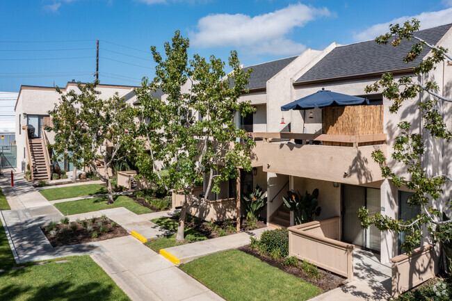 Building Photo - Wallace Court Apartments