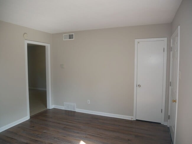 Building Photo - 8015 Ashbrook Dr