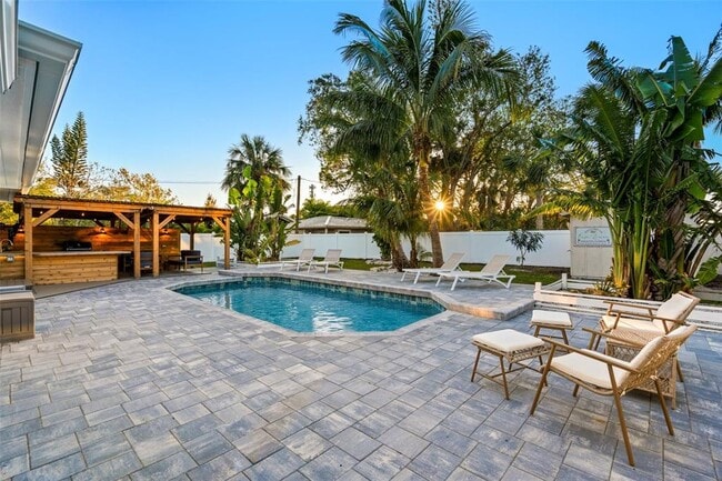 Building Photo - 326 S Lime Ave