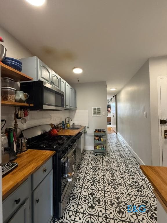 Building Photo - Top Level 3 BR Townhouse Custom Apt.  with...