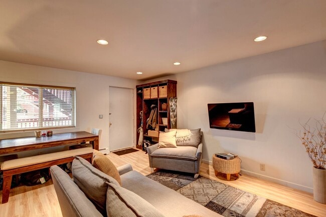 Building Photo - Downtown Breckenridge One Bedroom! Furnished,  Great natural light! 2parking spots!  Best Location