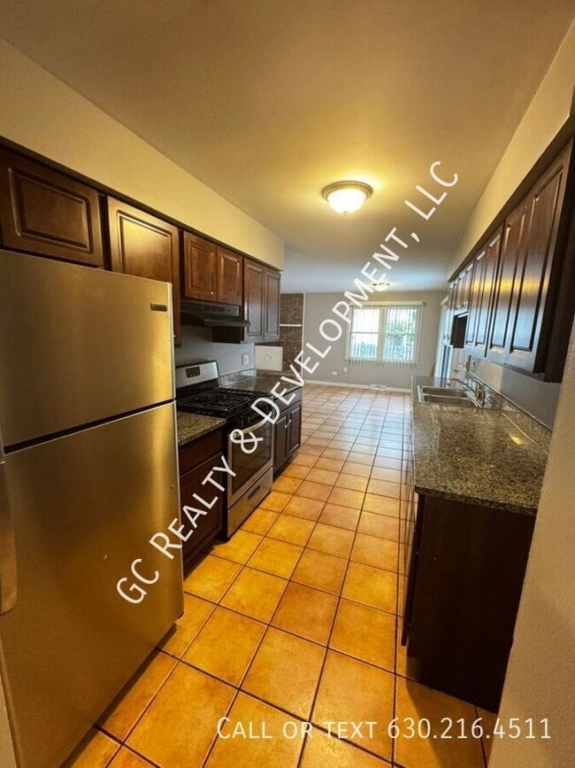 Building Photo - 1104 W 187th St