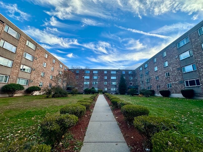 Primary Photo - 111 Sherbrooke Ave