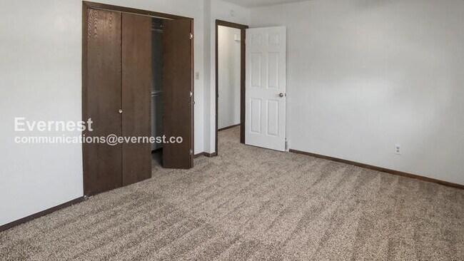 Building Photo - 2115 Diana Dr