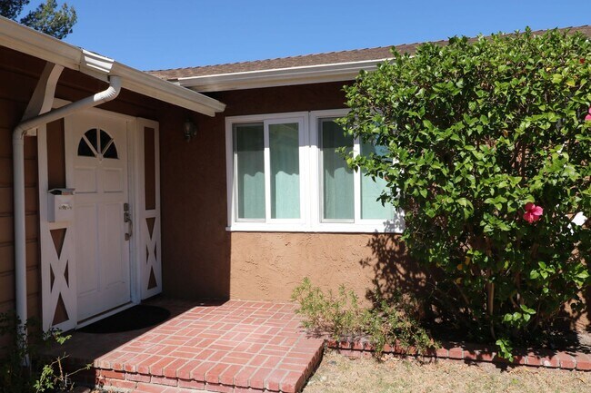 Building Photo - Charming home in West Hills adjacent neighborhood!