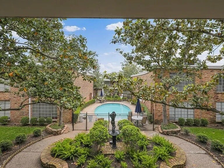 3 sparkling pools - 2101 Fountain View Dr