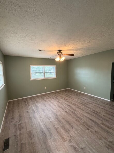 Building Photo - 608 SE Vine St