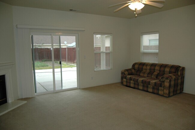 Building Photo - Spacious 3 Bed / 2 Bath Home – Over 2,000 Sq Ft