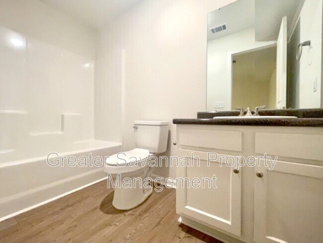 Building Photo - 402 E 3rd St