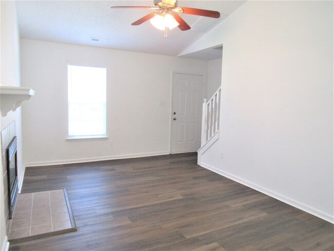 Building Photo - 300 Meadowbrook Ln