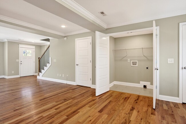 Building Photo - Luxury Size Townhome
