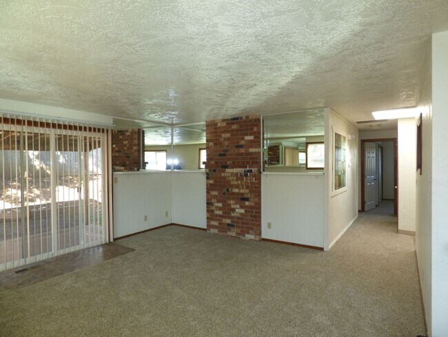 Building Photo - Rent Special: 1/2 Off September's Rent!! 3 Bed Home in South Salem