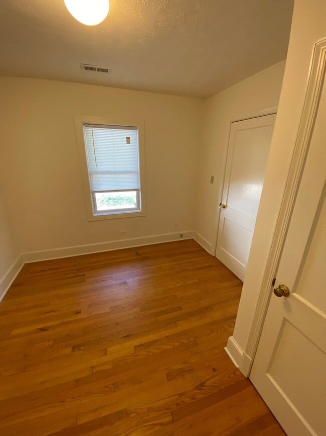 Building Photo - 804 St James Cir