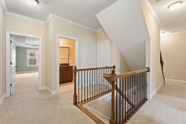 Building Photo - Beautiful Spacious Three Bedroom Townhouse in Carrboro!