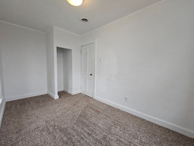 Building Photo - SW 4 bedroom 2 bath with fenced yard