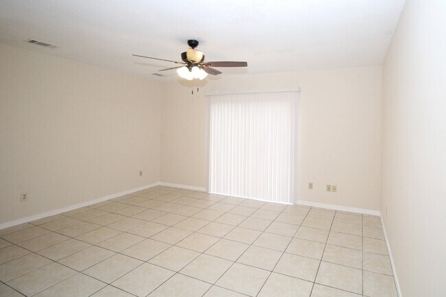 Building Photo - NE Pensacola 2 story  updated townhouse ne...