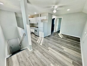 Building Photo - Spacious 2BD/1BA on 2nd Floor with In-Unit...