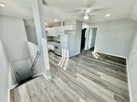 Building Photo - Spacious 2BD/1BA on 2nd Floor with In-Unit...