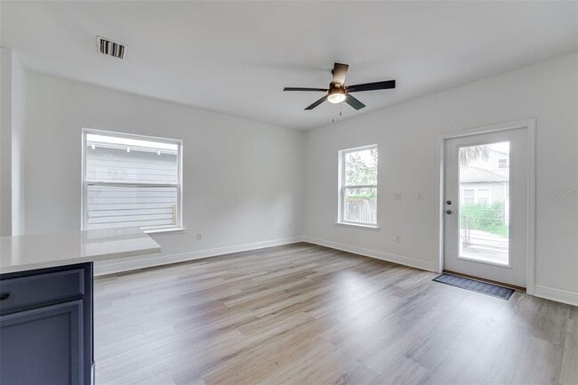 Building Photo - 1933 W Chestnut St