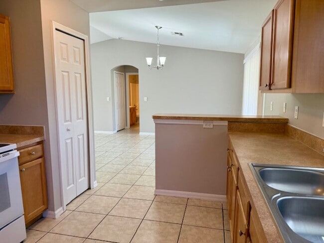 Building Photo - 18-Month Lease at $1,425 / 12-Month Lease ...