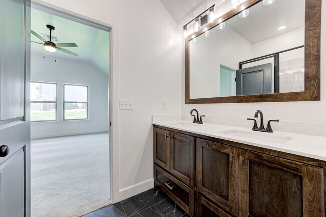 Building Photo - Brand New Home In Mustang!